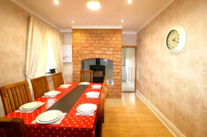Cheerful 4-bedroom holiday home close to the Sea